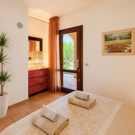 Marina Three-bedroom House With Pool Πόρτο Τσέρβο