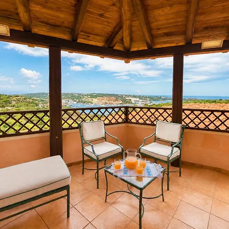Marina Three-bedroom House With Pool בית נופש פורטו צ'רבו