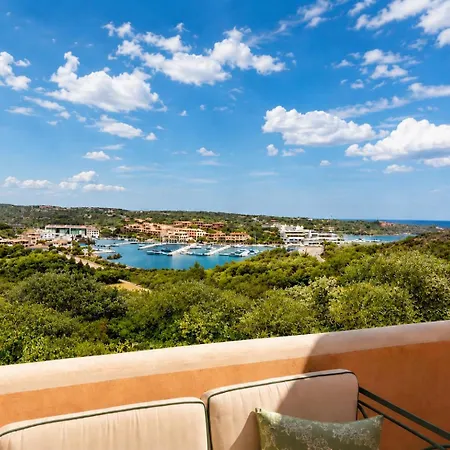 בית נופש Marina Three-bedroom House With Pool פורטו צ'רבו