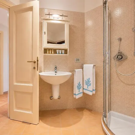 Marina Three-bedroom House With Pool Ferienhaus